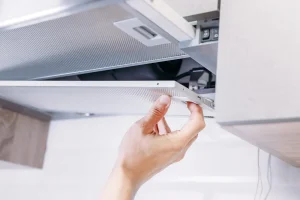 Cât de des trebuie să schimbi filtrul de la hota ca să funcționeze bine