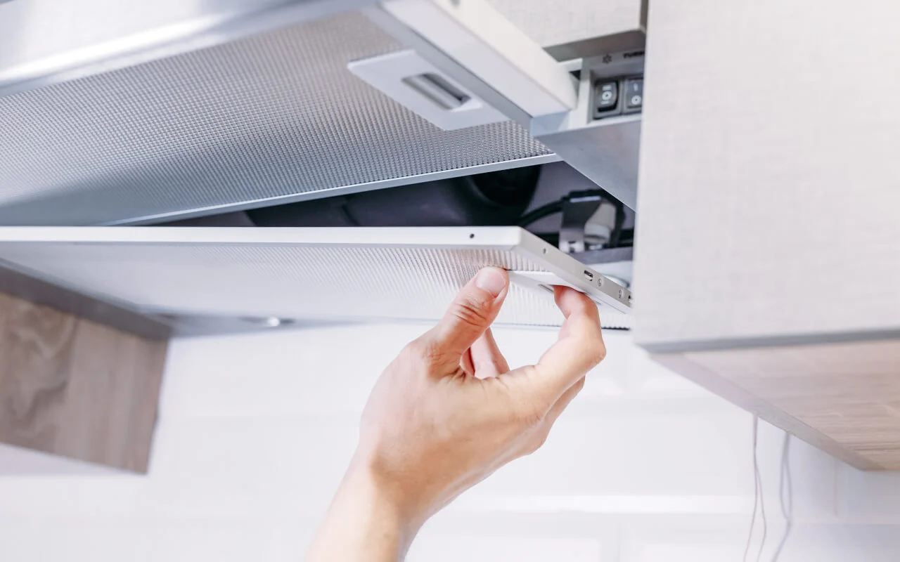 Cât de des trebuie să schimbi filtrul de la hota ca să funcționeze bine