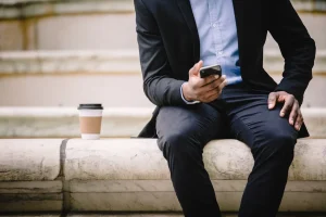 Ce înseamnă „smishing” și cum te ferești de mesajele frauduloase pe telefon?