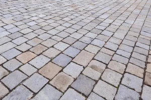 Ce soluții există pentru a curăța eficient petele de ulei de pe pavele sau beton?