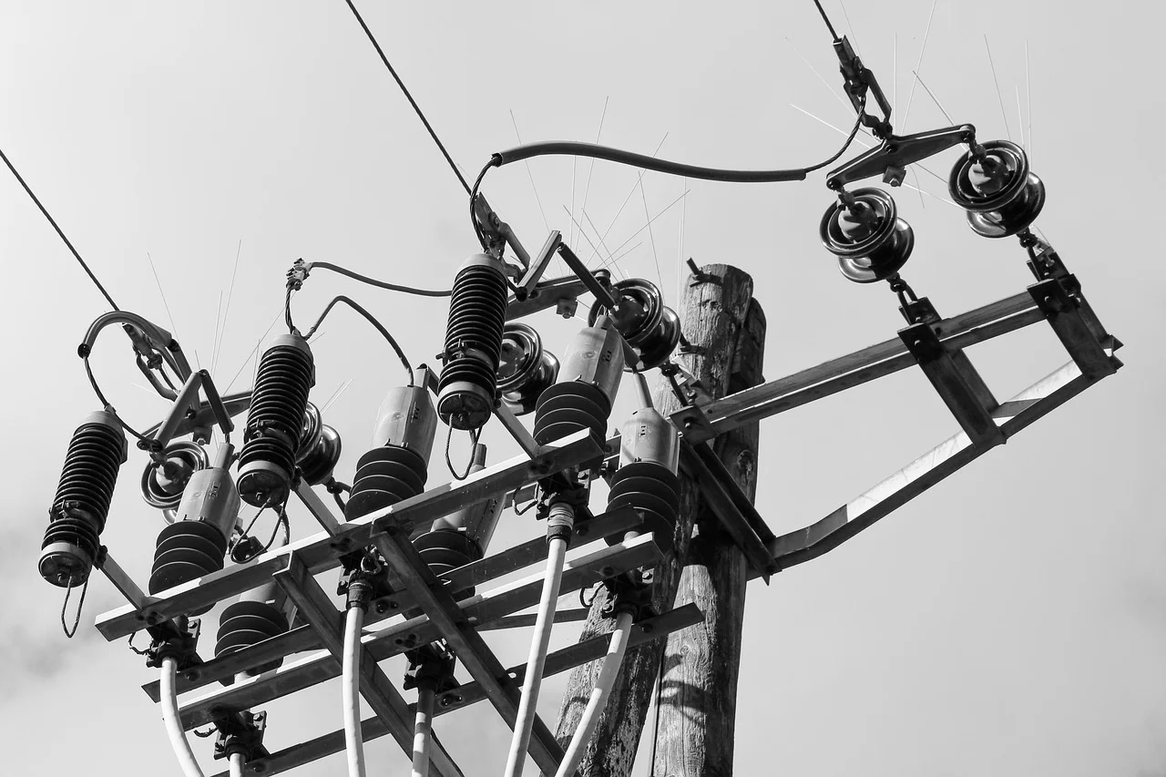 Cum să îți protejezi electrocasnicele de fluctuațiile de tensiune?