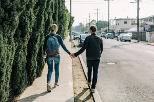 Cum să porți blugii boyfriend fără să pierzi din feminitate?