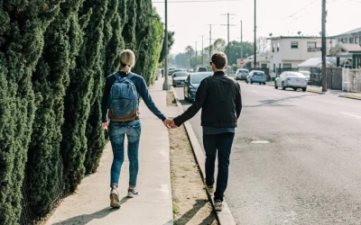 Cum să porți blugii boyfriend fără să pierzi din feminitate?