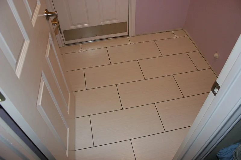 În cât timp se montează gresia în baie și cât trebuie să aștepți înainte să calci pe ea