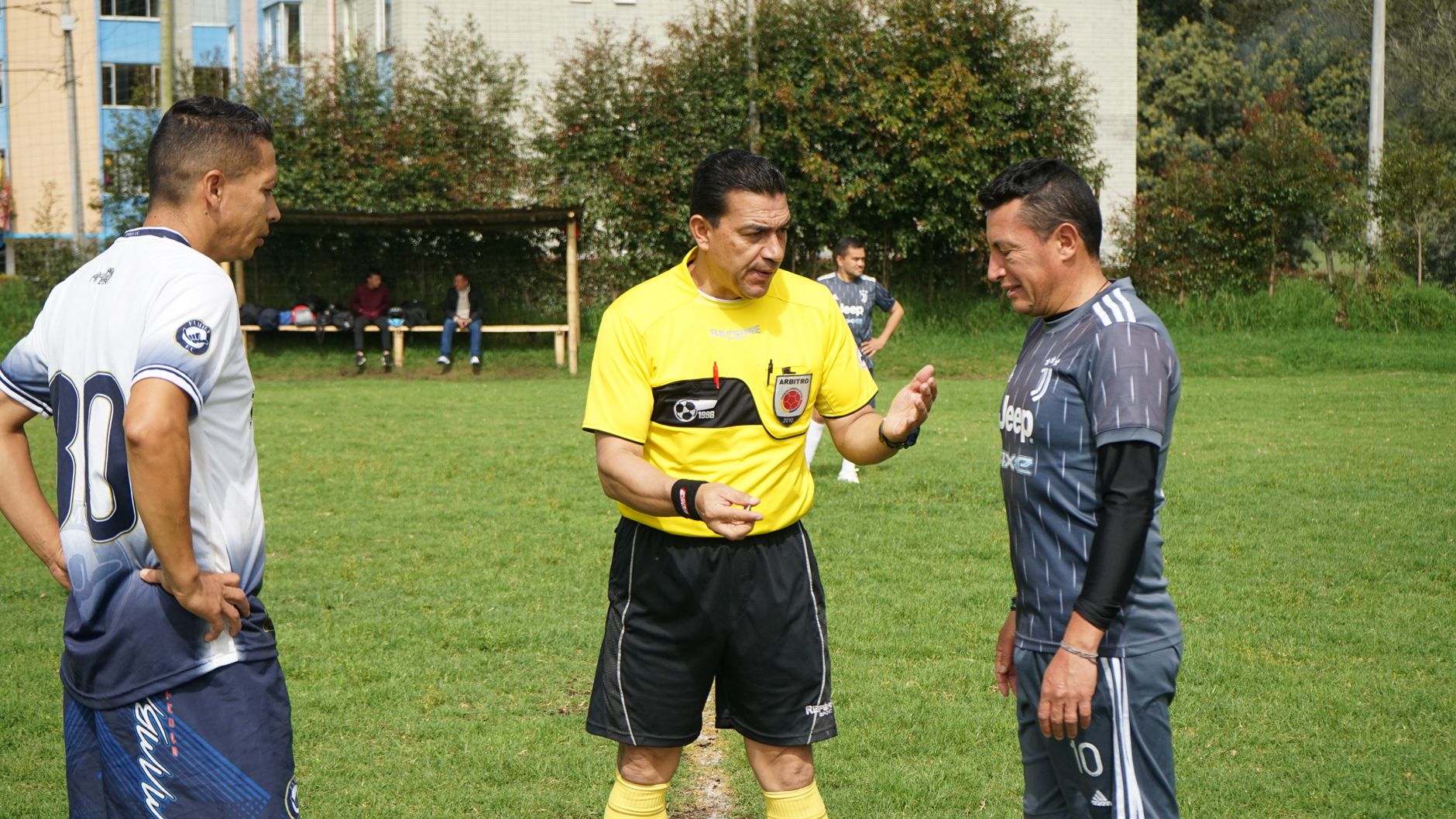 Ce salariu are un arbitru internațional față de unul din Liga 1