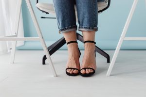 De ce nu ar trebui să porți colanți negri cu sandale? Eroarea care distruge orice outfit