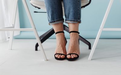 De ce nu ar trebui să porți colanți negri cu sandale? Eroarea care distruge orice outfit